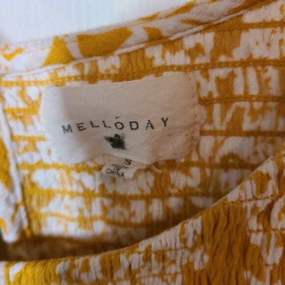 Mello Day NWOT Yellow Stretch Cropped Floral Top Size Small - Picture 2 of 5